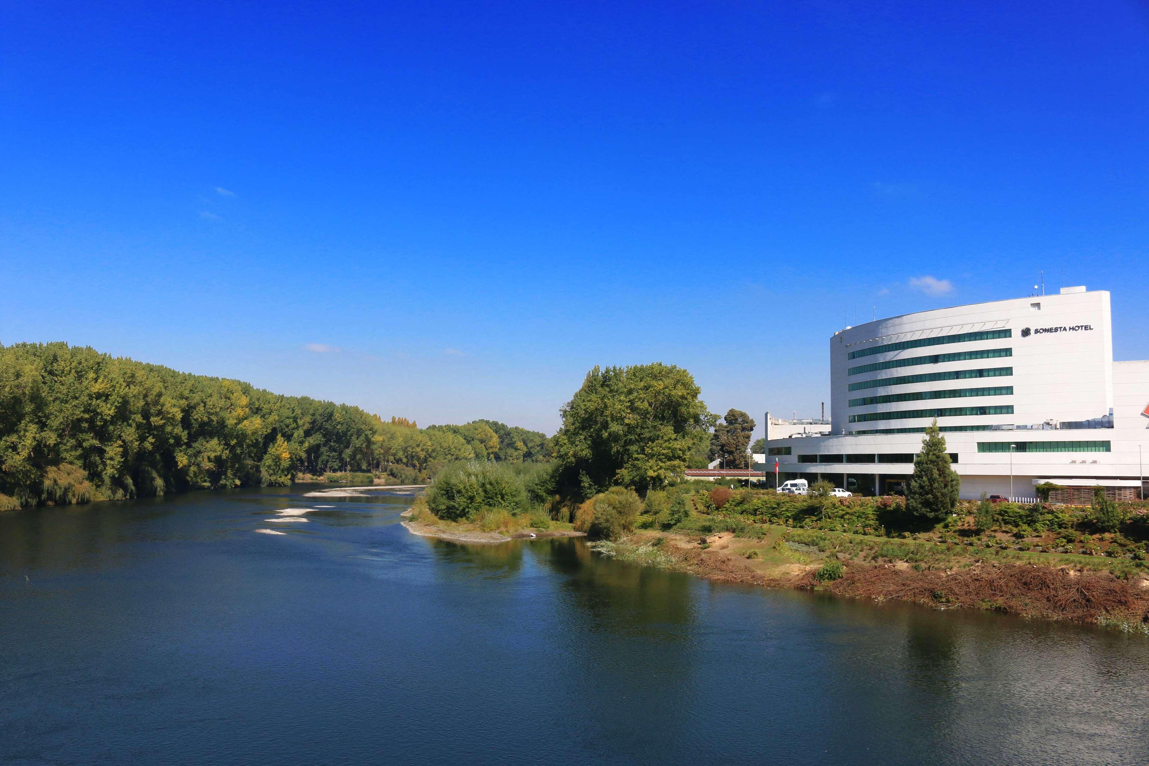 Sonesta Hotel Osorno Exterior foto The river at the University of Maine at Augusta